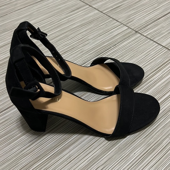 Black sandals, size 8, brand- le chateau - Picture 4 of 4